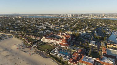 San Diego, California 'daki Hotel del Coronado, hava manzaralı. Uzakta San Diego silueti. 