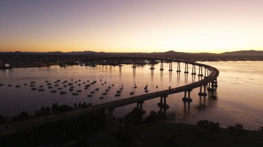 San Diego Körfezi boyunca uzanan Coronado Köprüsü 'nün havadan görüntüsü..