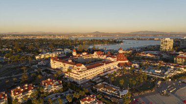 San Diego 'daki Del Coronado Oteli, ikonik konumun hava aracı görüntüsü..