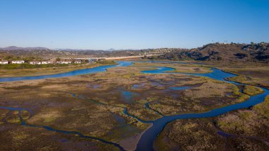 San Elijo Lagoon Ekolojik Rezerv ve San Diego 'daki Doğa Merkezi, hava aracı fotoğrafı. Uzakta 5. Otoyol.