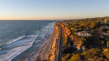 Del Mar, California yakınlarındaki kum taşı kayalıkları, okyanus, uçurum ve tren raylarının drone fotoğrafı..