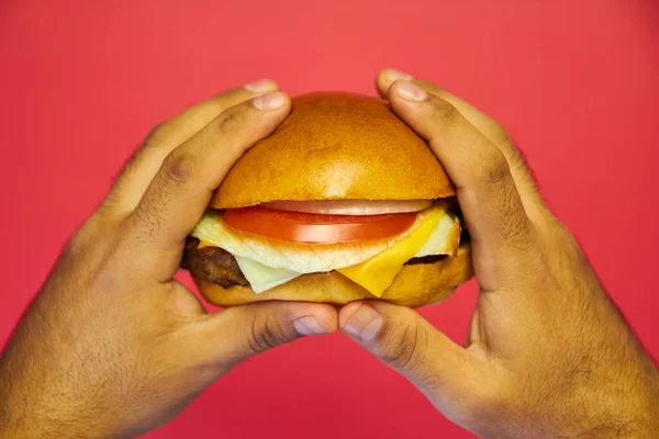 Mięsny Burger Serem Trzymany Przez Człowieka Dużymi Silnymi Szorstkimi Rękami — Zdjęcie stockowe