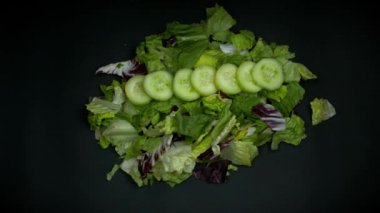 Salatalı salata, salatalık, havuç, kızarmış tavuk, kızarmış ekmek, çiftlik sosu ve salsa sosu. Zarafet ve sıcaklıkla düşük ışık reklamı..