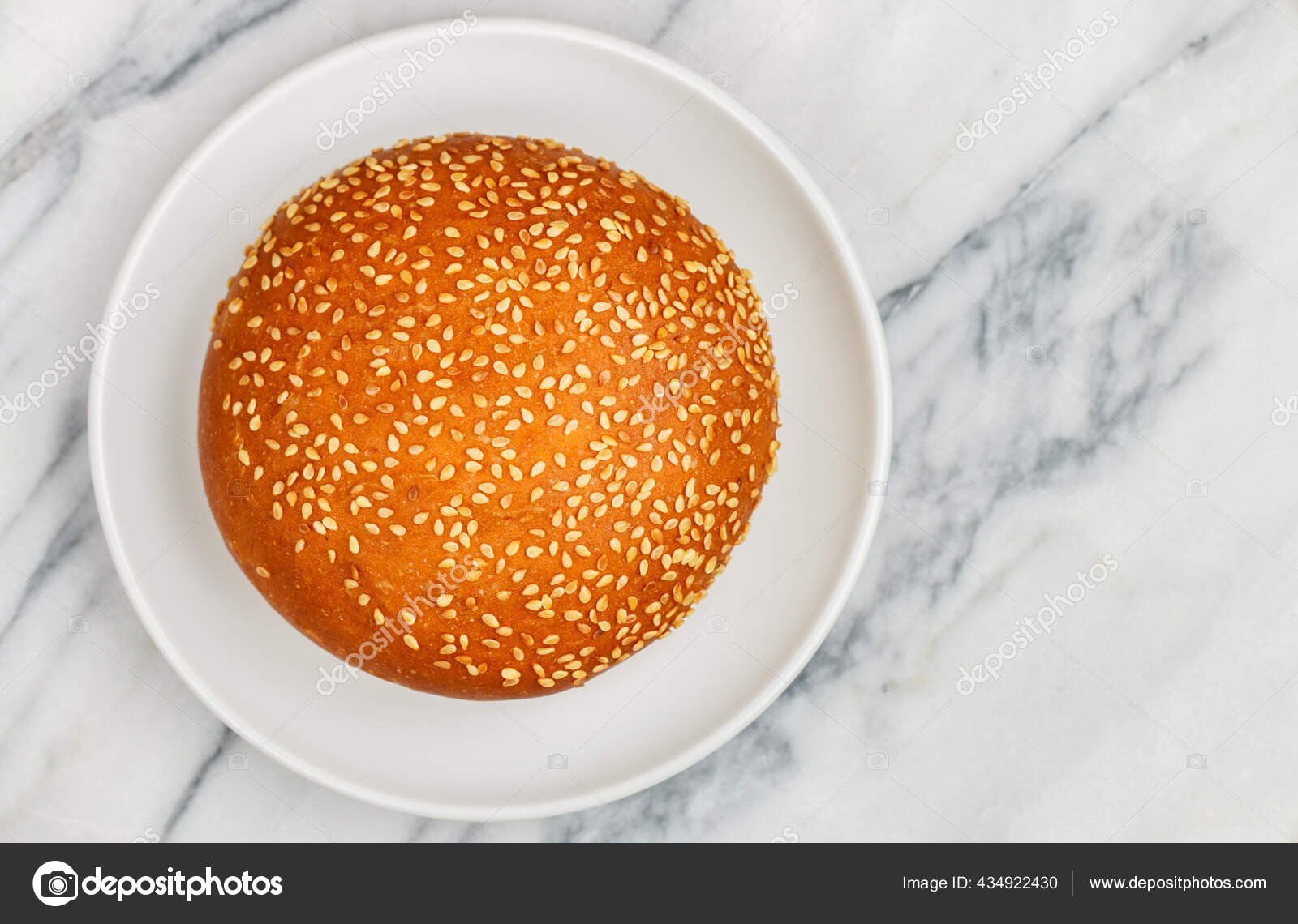 大理石の背景に白いプレートにハンバーガーやチーズバーガーのクローズアップのための焼きたての自家製セサミパン 選択フォーカス トップビュー コピースペース ストック写真 C La Vanda