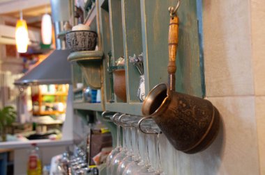 Mavi mutfak dekorasyonu. Mutfak için mavi fayanslar. Kahve makinesi..