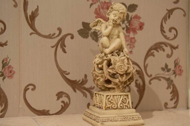 Duvardaki eski desenler. Eski duvar kağıdı. Ev dekorasyonu.