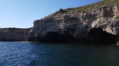 Video hareket halindeki bir tekneden çekilmiş. Deniz kıyısındaki su altı mağaraları. şaşırtıcı ve vahşi doğa..