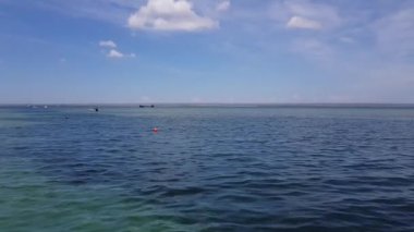 Denizde küçük dalgalar. Farklı renklerde deniz suyu. botlar ve sürat tekneleri