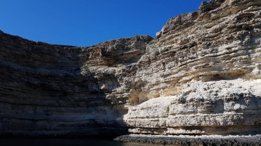 Denizde sarp kayalıklar. Mağara okyanus suyuyla dolu. Güzel deniz manzarası. dağların yakınına tekne gezisi