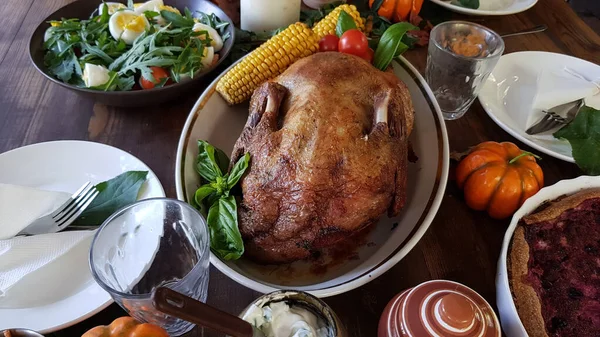 Ente Für Ein Traditionelles Familienessen Ehren Des Erntedankfestes Schön Gedeckter — Stockfoto