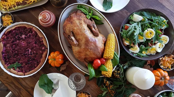 Tradycyjna Kolacja Obiad Dziękczynny Stole Znajdują Się Jesienne Warzywa Dynia — Zdjęcie stockowe