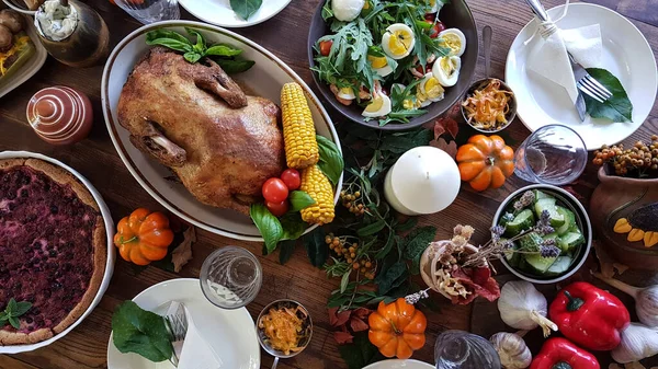 Ente Für Ein Traditionelles Familienessen Ehren Des Erntedankfestes Schön Gedeckter — Stockfoto