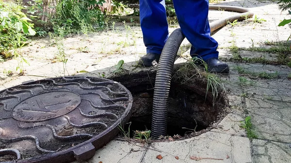 Travailleur Ouvert Trappe Égout Inséré Tuyau Pour Nettoyer Fosse Septique — Photo