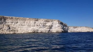 Vadisi olan kayalar ve dik kıyılar bir zevk yatından kaldırıldı. Kayaların ve koyların deniz manzaralı videosu