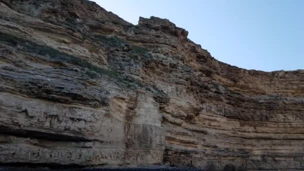 Rochers et berges escarpées avec des gorges ont été retirés d'un yacht de plaisance. vidéo de la vue sur la mer des rochers et des baies — Video