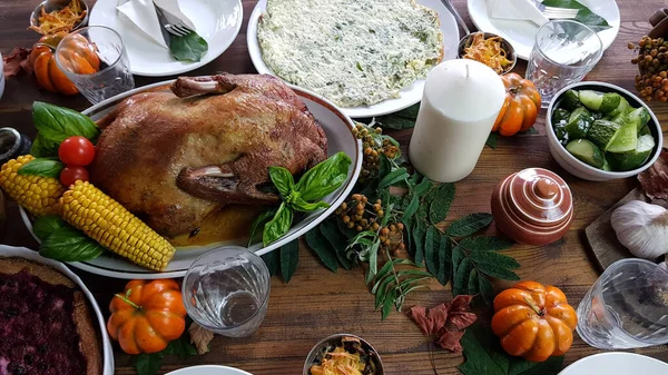 Świąteczne Danie Gęsią Tradycyjny Rodzinny Obiad Czci Świąt Dziękczynienia Stół — Zdjęcie stockowe