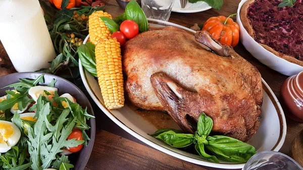 Deckung Des Tisches Für Ein Festliches Abendessen Ehren Von Thanksgiving — Stockfoto