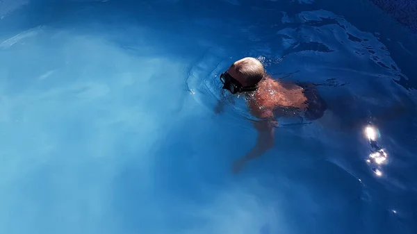 Bambino Maschera Subacquea Nuota Una Piscina Con Acqua Blu — Foto Stock