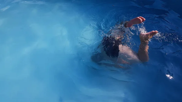 Een Kind Met Een Duikmasker Zwemt Een Zwembad Met Blauw — Stockfoto