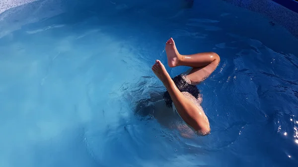 Bambino Maschera Subacquea Nuota Una Piscina Con Acqua Blu — Foto Stock