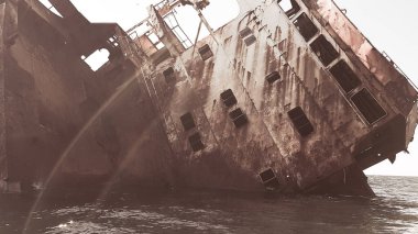 Gemi karaya oturdu. Kargo gemisi battı. Denizde fırtına ve tsunami.