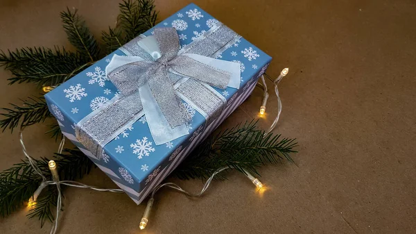 Niebieskie Pudełko Boże Narodzenie Jest Otoczony Gałązek Jodły Ferie Zimowe — Zdjęcie stockowe