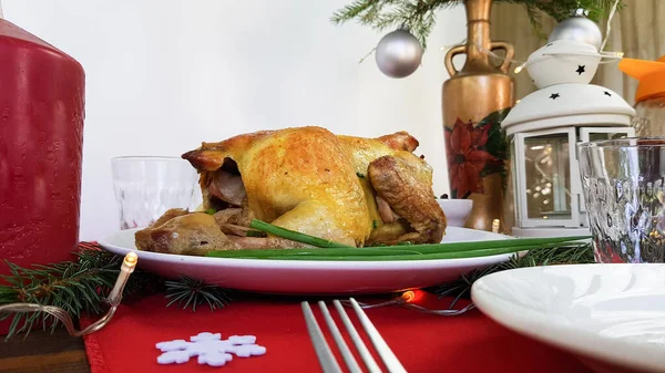 Traditionelle Weihnachtsente auf dem festlichen Tisch. Abendessen oder Mittagessen mit der Familie für das neue Jahr. schön gedeckter Tisch mit roter Tischdecke zu Ehren des Feiertags — Stockfoto
