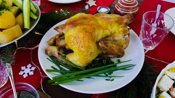 Traditionell julanka på det festliga bordet. middag eller lunch med familjen för det nya året. vackert dukat bord med röd duk för att hedra semestern — Stockfoto