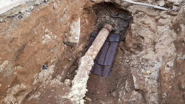 Kanalizasyon Borusu Patladı Kanalizasyon Borularının Tamiri Için Kazılmış Bir Çukur — Stok fotoğraf