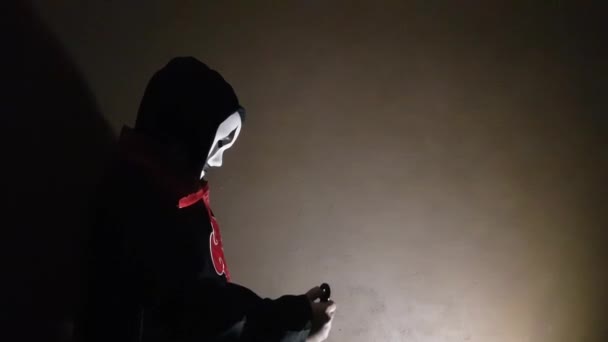 Schwingt der Teufel im Dunkeln ein Messer. Gruseliger und schrecklicher Halloween-Hintergrund. — Stockvideo