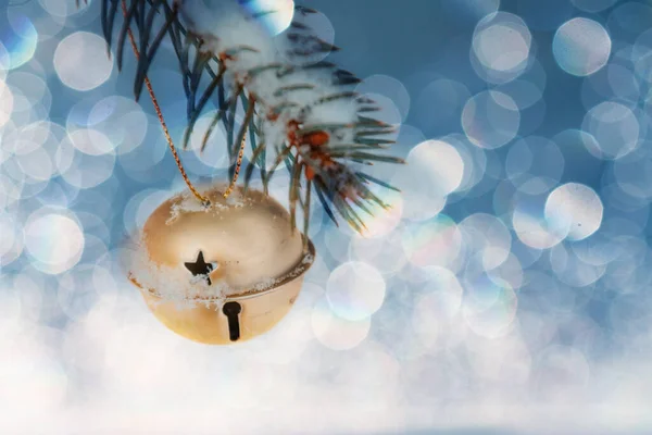 Composição de Natal com um sino dourado em um fundo embaçado. Conceito de cartões postais. Feliz Natal feriados cartão de fundo. Foco seletivo. Natureza — Fotografia de Stock