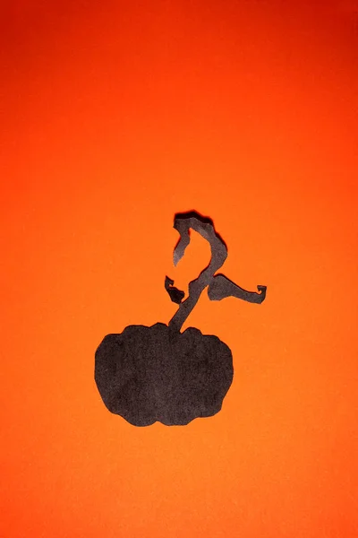 Черный цвет вырезать ремесло тыквы на оранжевом фоне — стоковое фото