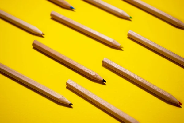 Parlak sarı arka planda renkli tahta kalemlerin deseni - Stok İmaj