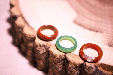 Ağaç kabuğundaki yarı değerli taşlardan yapılmış yüzükler.