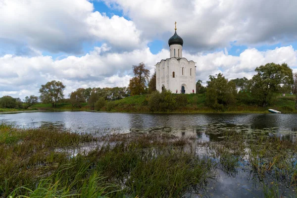 Church of the Intercession on the Nerl (Russia). — Stock Image Church Intercession Nerl Russia Stock Picture