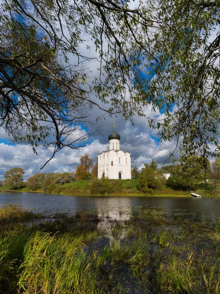 Church of the Intercession on the Nerl (Russia). — Stock Image Church Intercession Nerl Russia Stock Picture
