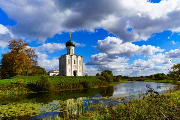 Church of the Intercession on the Nerl (Russia). — Stock Image Church Intercession Nerl Russia Stock Picture