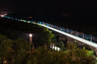 Geceleri Rusya 'daki Vladimir şehrinin mimarisi.