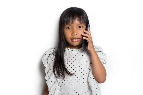 Feliz Asiático Menina Usando Telefone Inteligente Fundo Branco — Fotografia de Stock