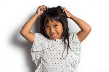 Asyalı küçük kız kaşınıyor kafasını kaşıyor