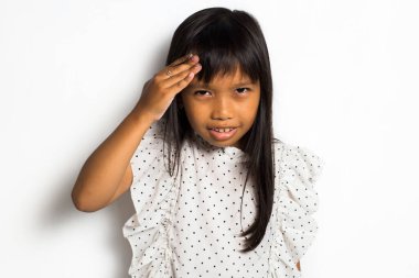 Baş ağrısı ve sorunları olan Asyalı küçük kız.