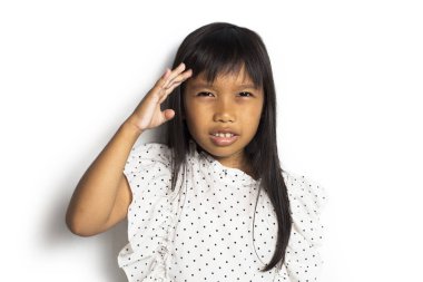 Baş ağrısı ve sorunları olan Asyalı küçük kız.