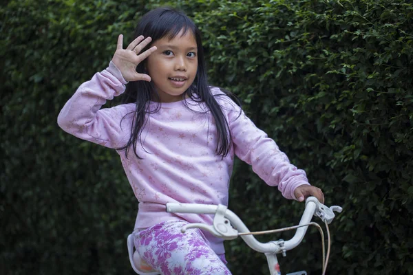 Feliz Asiático Menina Equitação Bicicleta — Fotografia de Stock