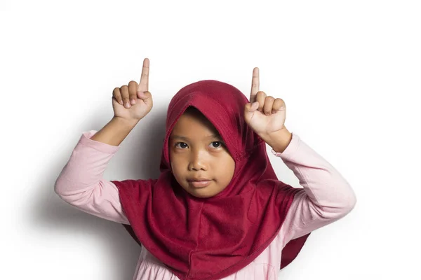 Liten Asiatisk Muslimsk Hijab Flicka Med Hand Punkt Tomt Utrymme — Stockfoto