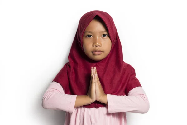 Asiatique Petite Fille Musulmane Portant Hijab Montrer Geste Bienvenue — Photo