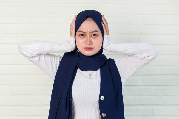 Muslimische Junge Asiatische Frau Ein Bedeckt Ihre Ohren — Stockfoto