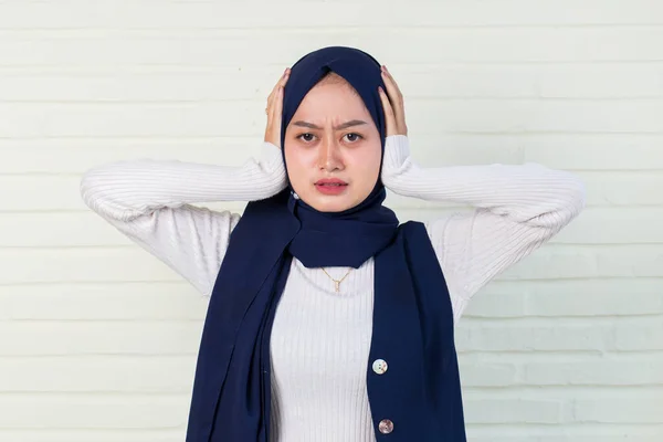 Мусульманская Молодая Азиатская Женщина Закрывает Уши — стоковое фото