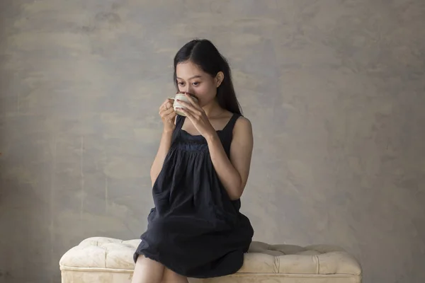 Retrato Jovem Asiático Mulher Beber Café Relaxar Sofá — Fotografia de Stock