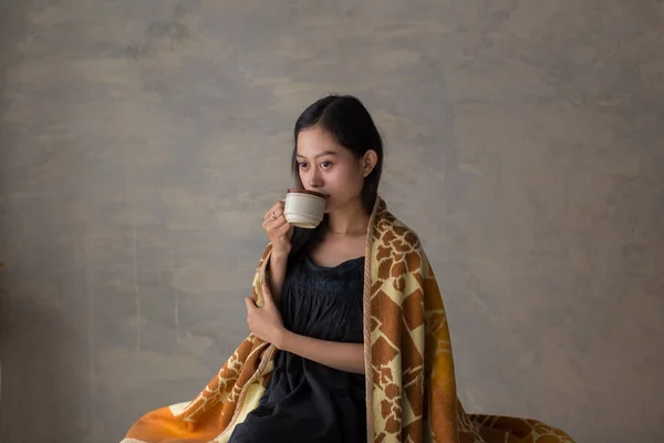 Portrét Mladé Asijské Ženy Pití Kávy Relaxaci Gauči — Stock fotografie