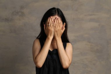 Asyalı Kadın Eller Örtücü Yüz